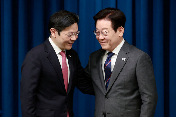 이재명 대통령과 로런스 웡 싱가포르 총리가 2일 용산 대통령실에서 공동언론 발표를 하고 있다. [사진=연합뉴스]