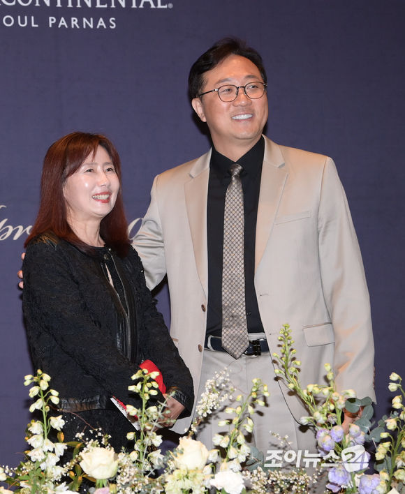 성우 정미연-안지환 부부가 7일 오후 서울 강남구 그랜드 인터컨티넨탈 서울 파르나스에서 열린 가수 겸 배우 이승기와 배우 이다인의 결혼식에 참석하고 있다. [사진=정소희 기자]