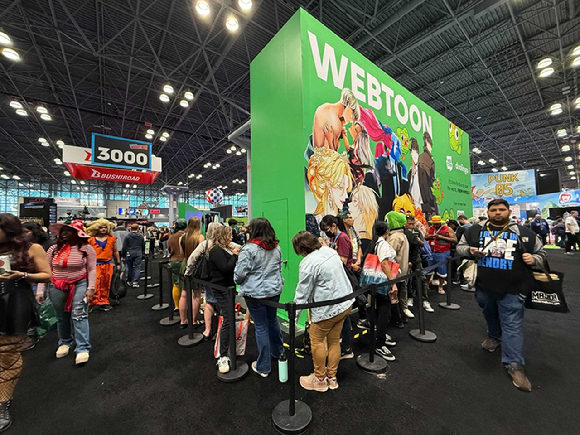 미국 뉴욕에서 17일(현지시간) 개막한 '뉴욕 코믹콘(NYCC) 2024' 행사의 네이버웹툰 부스에서 열린 작가 사인회에 방문객들이 대기하고 있다. [사진=네이버웹툰]