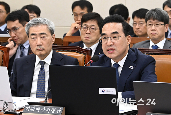 박홍근 기획예산처 장관이 9일 서울 여의도 국회에서 열린 재정경제기획위원회 전체회의에서 질의에 답변하고 있다. [사진=곽영래 기자]