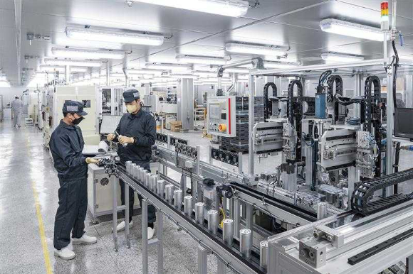 LS머트리얼즈 직원들이 군포 공장에서 캐패시터를 생산하고 있다. [사진=LS머트리얼즈]
