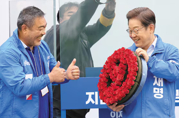 이 대통령과 배우 이원종이 사진을 찍고 있다. [사진=이재명 대통령 유튜브 ]