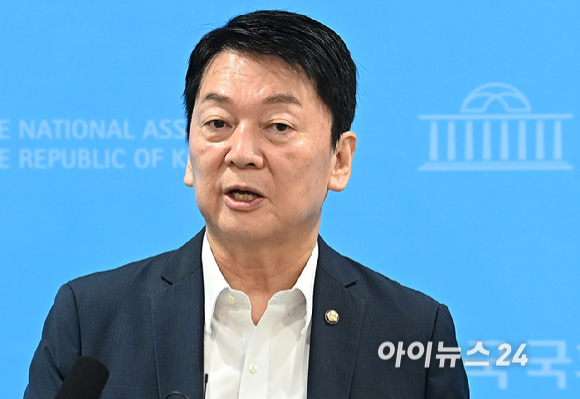 안철수 국민의힘 의원이 12일 국회 소통관에서 당의 조직강화특위 쇄신과 관련한 입장을 밝히고 있다. [사진=곽영래 기자]