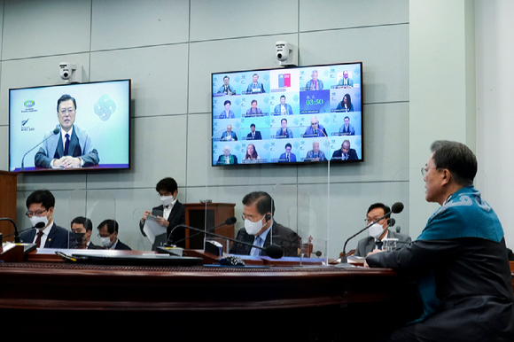문재인 대통령이 12일 오후 청와대 여민관 영상회의실에서 열린 APEC 화상 정상회의에 참석해 발언하고 있다. [사진=뉴시스]