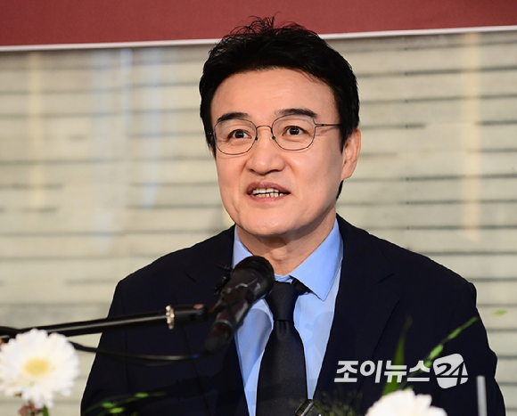 배우 박중훈이 4일 오후 서울 정동1928아트센터에서 열린 박중훈 '후회하지마' 출간 기념 기자간담회에 참석하고 있다. [사진=정소희 기자]