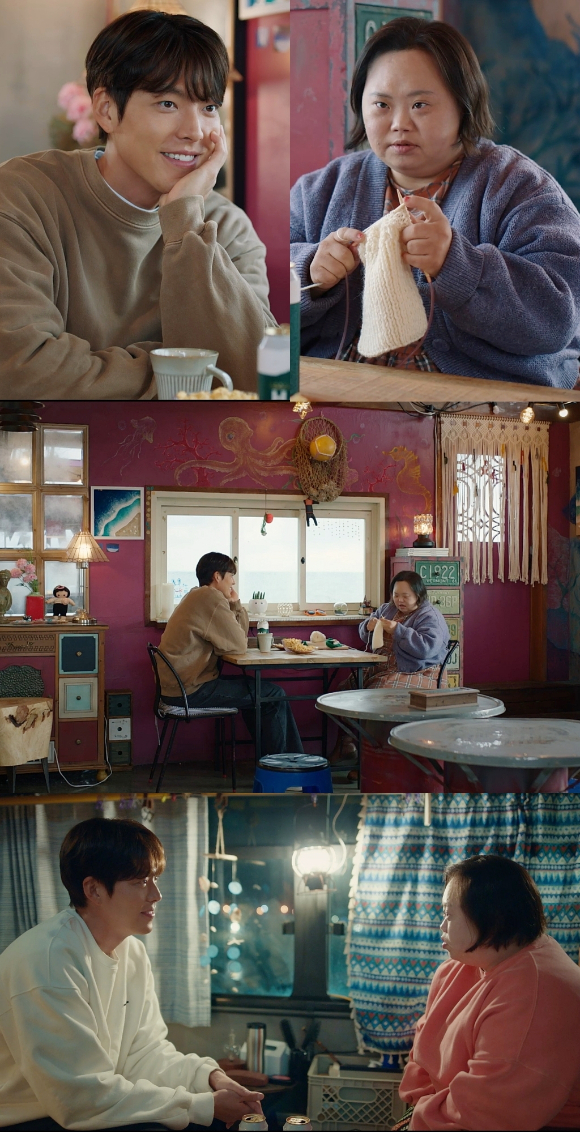 '우리들의 블루스' 김우빈이 한지민의 언니 정은혜의 마음을 얻기 위해 노력한다. [사진=tvN]