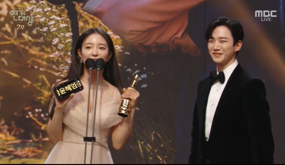 이준호와 이세영이 '2021 MBC 연기대상'에서 베스트커플상을 수상했다. [사진=MBC방송화면 캡처 ]