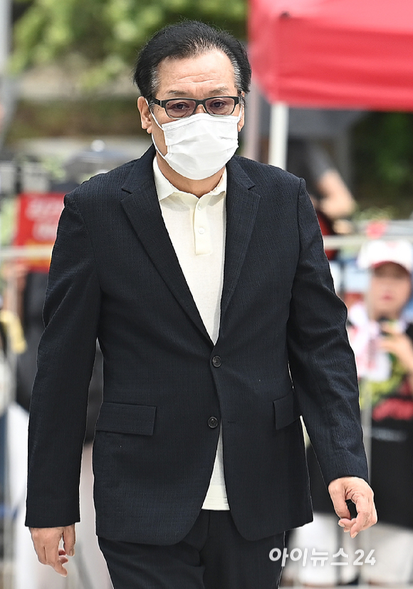 '통일교·공천 청탁 의혹' 건진법사 전성배씨가 18일 오전 서울 종로구에 마련된 김건희 특검팀(특별검사 민중기) 사무실에 출석하고 있다. [사진=곽영래 기자]