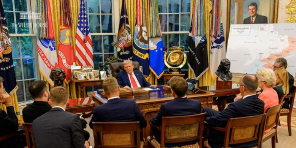 트럼프 대통령이 상석에 앉아 유럽 정상들과 마주하고 있다. 사진은 해당 장면. [사진=백악관]