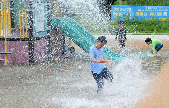 8일 전북 전주시 덕진구 송천동 세병공원을 찾은 어린이들이 물놀이를 하며 더위를 식히고 있다. [사진=뉴시스]