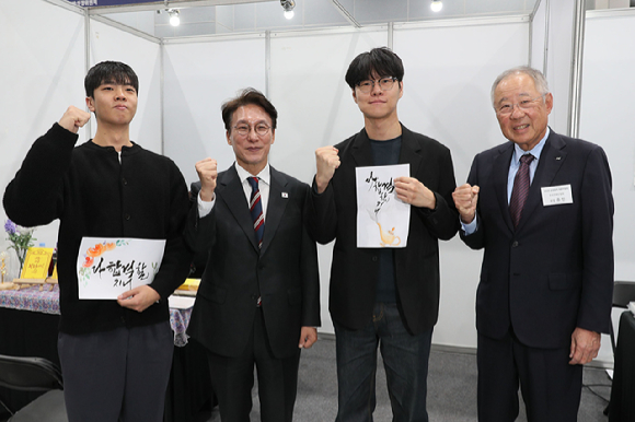 (왼쪽으로부터 두번째)김민석 국무총리와 (오른쪽 끝)류진 한경협 회장이 21일 코엑스마곡 컨벤션센터에서 열린 '2025 상생협력 채용박람회'에 참석해 취업응원 카드를 전달한 뒤 청년들과 기념촬영을 하고 있다. [사진=한국경제인협회]