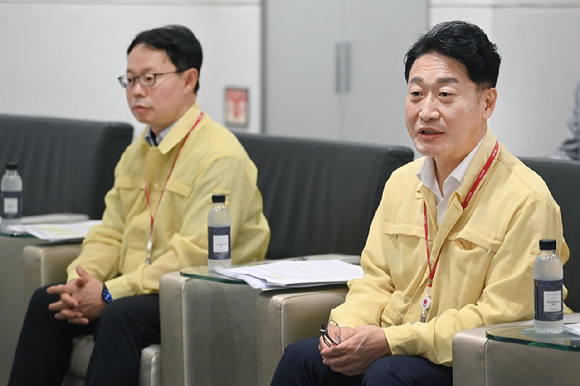 이호현 산업통상자원부 2차관(오른쪽)이 30일 서울 마포구 LG CNS 상암IT센터에서 에너지저장장치(ESS&middot;UPS) 시설의 긴급 현장점검에 나섰다. [사진=산업부]