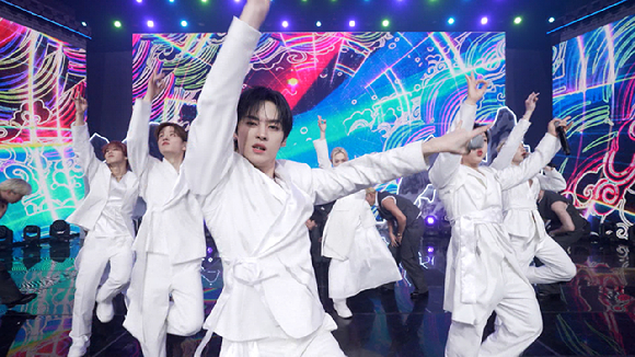 '설빔' 스키즈, 한복 입고 '가족오락관' 도전⋯조선시대 타임슬립