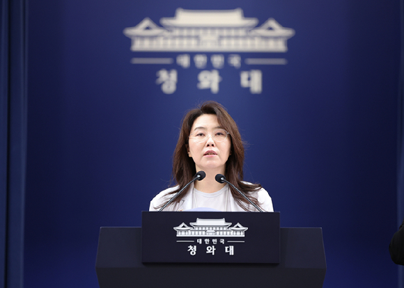 강유정 수석대변인이 28일 청와대 기자회견장에서 대법관 후보자 관련 브리핑을 하고 있다. 2026.8.28 [청와대통신사진기자단] [사진=연합뉴스]