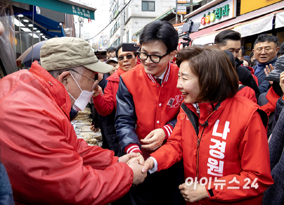 한동훈 국민의힘 비상대책위원장이 19일 오후 서울 동작구 남성사계시장에서 나경원(동작구을)·장진영(동작구갑) 후보의 지지를 호소하고 있다. [사진=곽영래 기자]