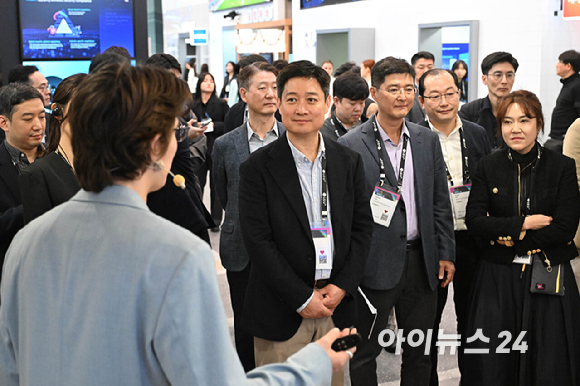 홍범식 LG유플러스 사장이 4일(현지시간) 스페인 바르셀로나 피라 그란 비아 전시장에서 열린 '모바일 월드 콩그레스(MWC) 2025' KT 부스를 둘러보고 있다. [사진=사진공동취재단]