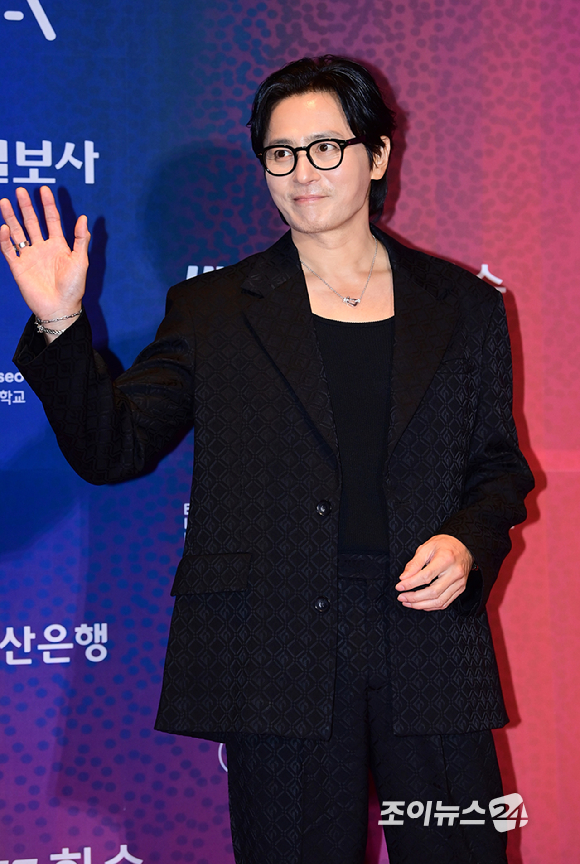 배우 장동건이 18일 오후 부산광역시 시그니엘 그랜드볼룸에서 열린 제33회 부일영화상에 시상식에 참석하고 있다. [사진=정소희 기자]