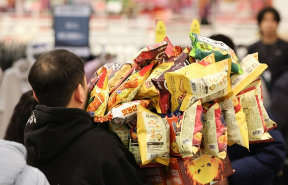 지난달 1일 서울 영등포구 이마트 영등포점에서 시민들이 과자를 들고 계산대 앞에서 대기하고 있다. [사진=연합뉴스]