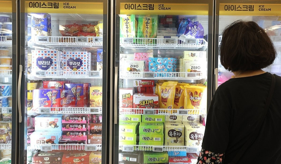 서울의 한 대형마트 과자 판매대. [사진=연합뉴스]