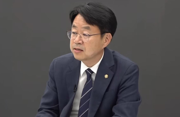 박홍배 더불어민주당 의원과 안수용 민주노총 마트산업노동조합 홈플러스지부장이 MBK파트너스의 홈플러스 인수&middot;운영 방식을 비판했다. 사진은 박 의원. [사진=유튜브 '뉴스타파 Newstapa']