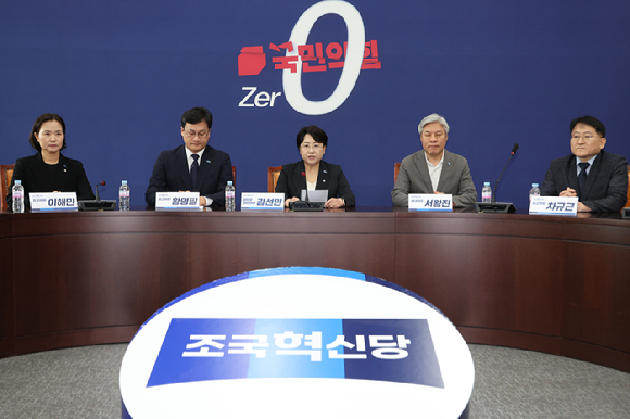 조국혁신당 김선민 당대표 권한대행과 최고위원들이 7일 서울 여의도 국회에서 당내 성 비위 사건에 대한 책임을 지고 사퇴의사를 밝히고 있다. 2025.9.7 [사진=연합뉴스]