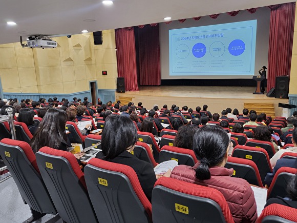 김포시가 15일 지방보조사업 담당자 및 민간보조사업자 269명을 대상으로 2024년 지방보조금 실무교육을 실시하고 있다. [사진=김포시]