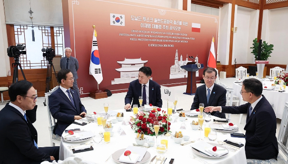 손재일 한화에어로스페이스&middot;한화시스템 대표이사(오른쪽부터)와 한만희 해외건설협회장, 류재철 LG전자 대표이사, 김종출 한국항공우주산업(KAI) 대표이사, 이용배 현대로템 대표이사가 13일 청와대에서 열린 이재명 대통령 주최 도날트 투스크 폴란드 총리 공식 방한 환영 오찬에서 대화하고 있다. [사진=연합뉴스/청와대통신사진기자단]