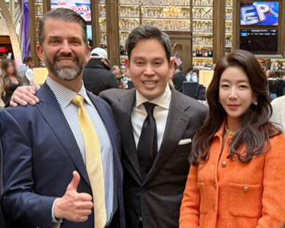 정용진 신세계그룹 회장과 부인 한지희 씨가 미국 워싱턴DC에서 트럼프 주니어를 만나고 있다. [사진=신세계그룹]