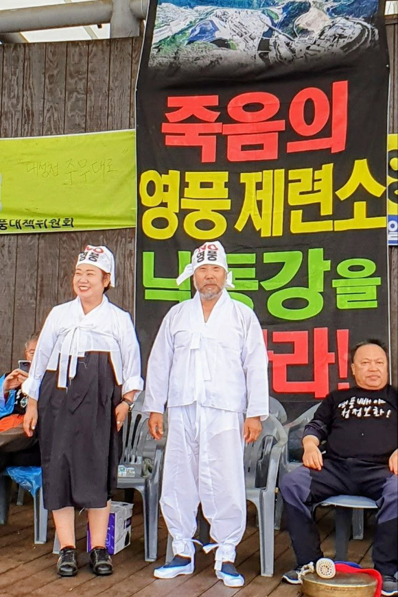 강원 영월군청 전략산업팀 관계자들이 ZLD 시스템 앞에서 석포제련소 관계자로부터 설명을 듣고 있다. [사진=영풍]