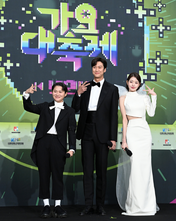 김신영, 나인우, 장원영(왼쪽부터)이 16일 오후 서울 송파구 잠실실내체육관에서 열린 2022 KBS 가요대축제 레드카펫에서 포즈를 취하고 있다. [사진=김성진 기자]