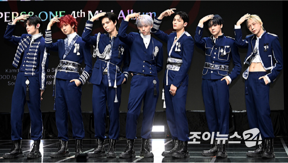 그룹 앰퍼샌드원(AMPERS&ONE)이 8일 서울 용산구 노들섬 라이브하우스에서 열린 미니 4집 '데피니션'(DEFINITION) 발매 기념 쇼케이스에서 포토타임을 갖고 있다. [사진=곽영래 기자]