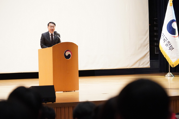 김인호 산림청장이 5일 '2026년 도시숲&middot;가로수 조성사업 추진을 위한 정부&middot;지방정부간 소통간담회'에서 인사말을 하고 있다 [사진=산림청 ]