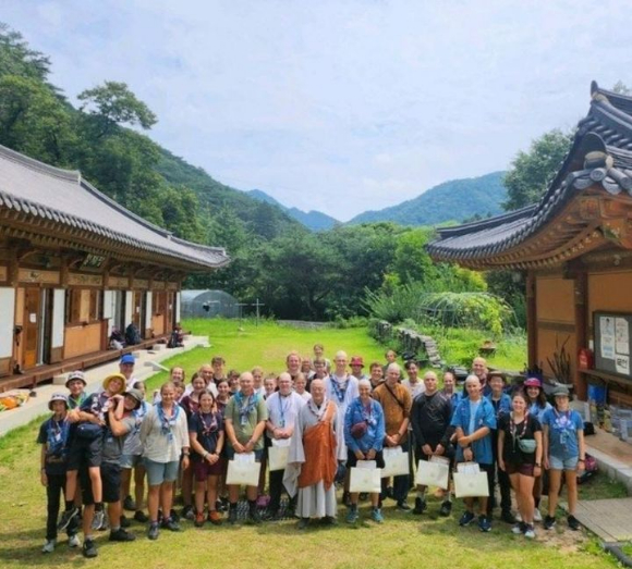 지난 13일 충북 보은군 속리산 법주사에서 템플스테이를 체험한 잼버리 독일대원이 삭발을 하고 기념촬영을 했다. [사진=법주사]