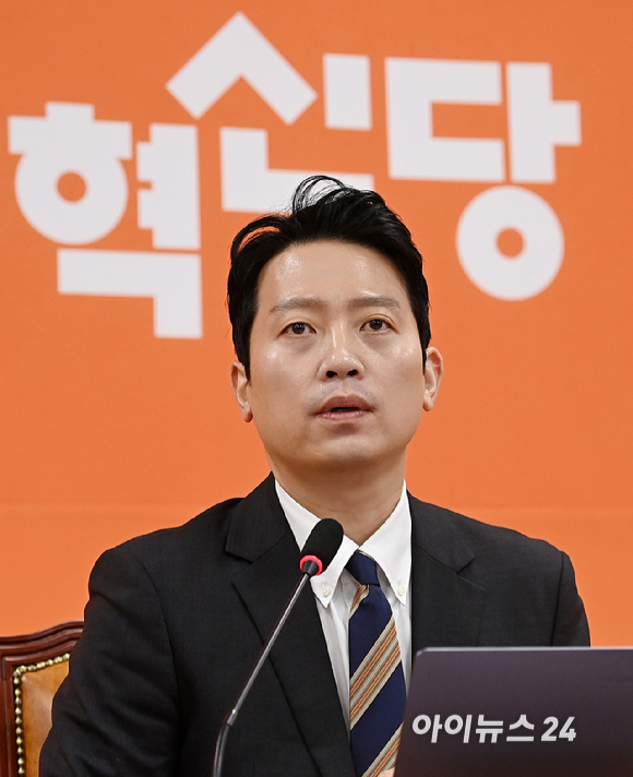 이기인 개혁신당 비상대책위원장이 17일 서울 여의도 국회에서 첫 번째 쇄신안 발표를 하고 있다. [사진=곽영래 기자]