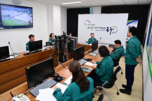 10일 윤석준 동구청장 주재하에 호우피해대비 긴급 상황점검회의를 갖고 있다. [사진=동구청]