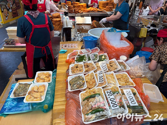 서울의 한 전통시장에서 전을 판매하는 가게들이 손님맞이로 분주하다. [사진=설래온 기자 ]