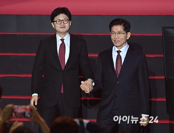 국민의힘 한동훈·김문수 대선 경선 후보가 3일 오후 경기 일산 킨텍스에서 열린 제5차 전당대회에서 기념촬영을 마친 뒤 무대를 내려오고 있다. [사진=곽영래 기자]