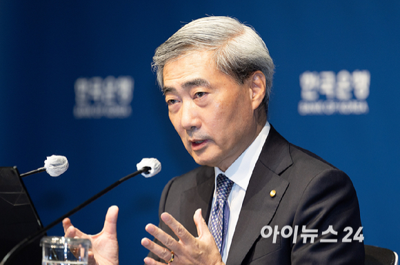 신현송 한국은행 총재가 28일 서울 중구 한국은행 본관에서 열린 통화정책방향 기자간담회에서 발언하고 있다. [사진=사진공동취재단 ]