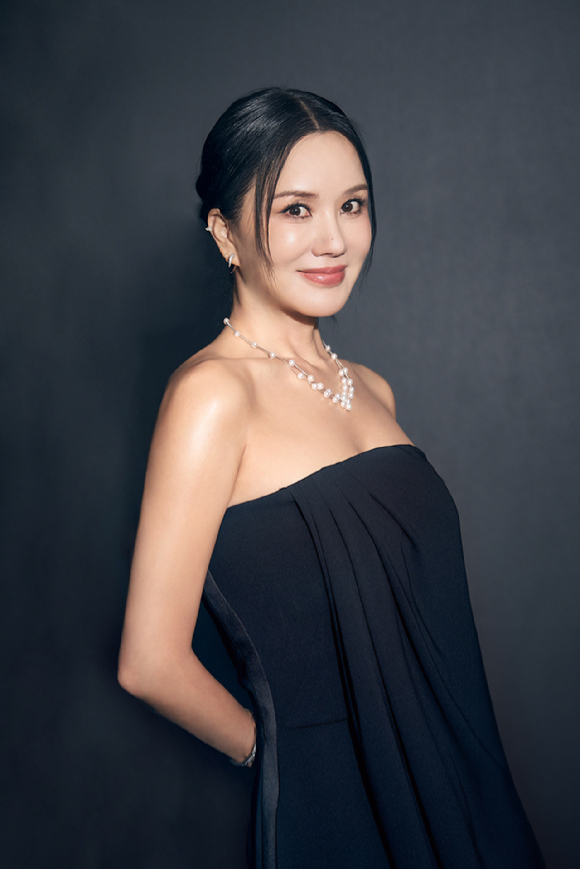 가수 겸 배우 엄정화가 영화 '화사한 그녀' 인터뷰를 진행했다. [사진=제이앤씨미디어그룹]