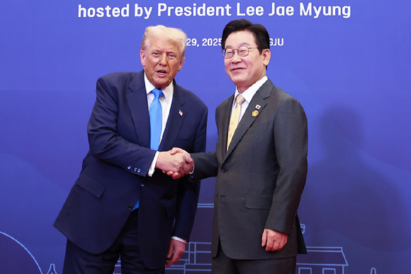 이재명 대통령이 29일 경북 경주 힐튼호텔 그랜드볼룸에서 열린 대통령 주최 정상 특별만찬에 앞서 도널드 트럼프 미국 대통령을 영접하고 있다. 2025.10.29 [사진=연합뉴스]