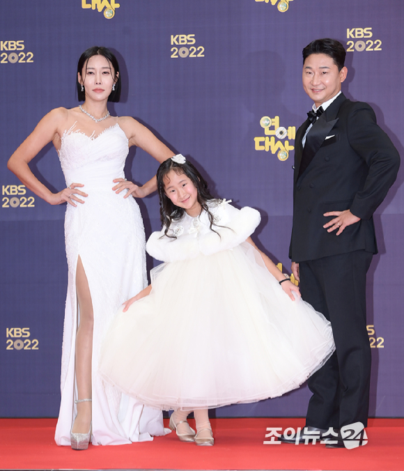 '살림남' 이천수와 아내 심하은, 딸 이주은이 24일 오후 서울 영등포구 KBS 신관공개홀에서 열린 '2022 KBS 연예대상' 레드카펫 행사에 참석하고 있다. [사진=정소희 기자]