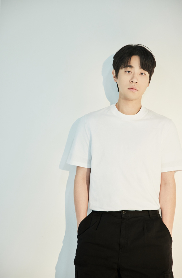 배우 박정민이 영화 '휴민트' 인터뷰에 앞서 포즈를 취하고 있다. [사진=샘컴퍼니]