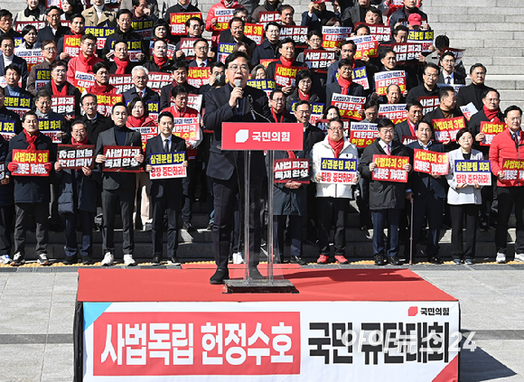 송언석 국민의힘 원내대표가 3일 서울 여의도 국회 본관 앞에서 열린 사법독립 헌정수호를 위한 대국민 호소 국민대장정 규탄대회에서 발언하고 있다. [사진=곽영래 기자]
