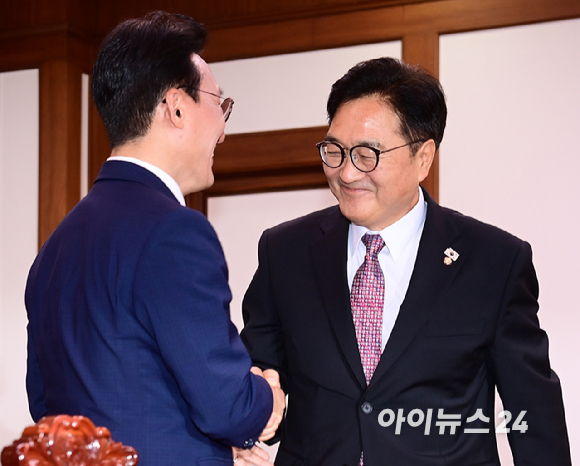 우원식 국회의장이 4일 서울 여의도 국회의장실을 예방한 김민석 국무총리와 악수하고 있다. [사진=정소희 기자]