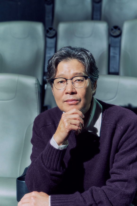 배우 유재명이 영화 '수능 출제의 비밀' 인터뷰에 앞서 포즈를 취하고 있다. [사진=(주)바이포엠스튜디오]