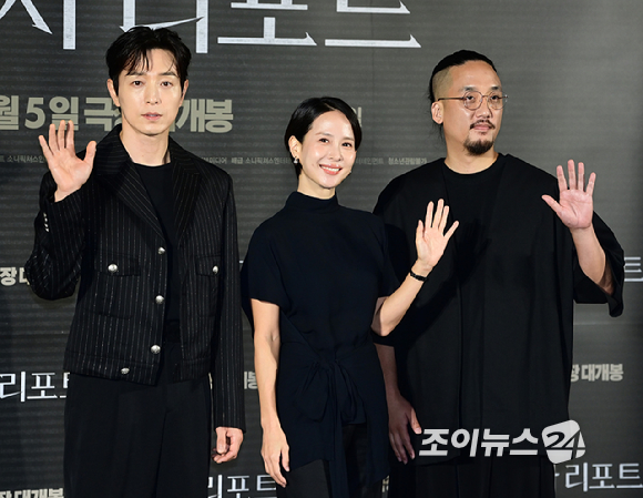 배우 조여정-정성일-조영준 감독이 12일 오전 서울 용산구 CGV 용산아이파크몰에서 열린 영화 '살인자 리포트'(감독 조영준) 제작보고회에 참석하고 있다. [사진=정소희 기자]