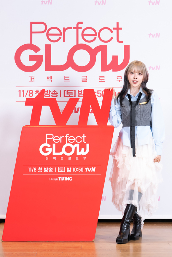뷰티 인플루언서 포니가 6일 오전 온라인 중계로 진행된 tvN '퍼펙트 글로우' 제작발표회에 참석해 포즈를 취하고 있다. [사진=tvN]