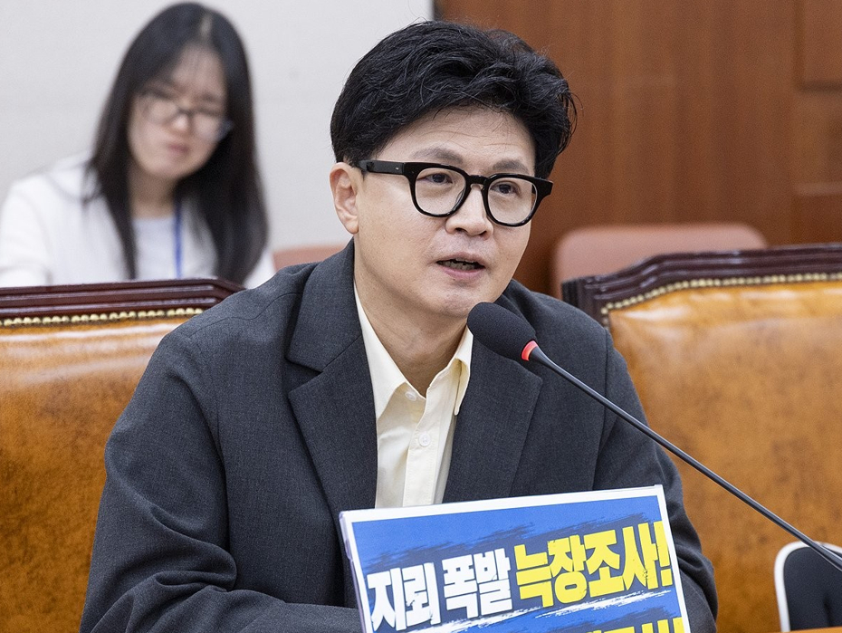 무소속 한동훈 의원이 30일 국회에서 야당 단독으로 개최한 외교통일위원회 전체 회의에서 발언하고 있다. 이날 외통위는 비무장지대 폭발 사고와 우크라이나 북한군 포로 국내 송환과 관련한 현안 질의를 위해 열렸지만, 여야 간사 간 합의 없이 개의하면서 더불어민주당 의원들과 외교부&middot;통일부 장&middot;차관은 전원 불참했다. 2026.9.30 [사진=연합뉴스]