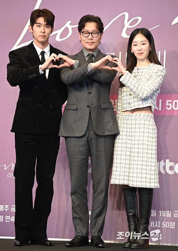 배우 이시우, 유재명, 서현진이 18일 서울 구로구 더 링크 서울 호텔에서 열린 JTBC 새 금요시리즈 '러브 미' 제작발표회에서 포즈를 취하고 있다. [사진=곽영래 기자]