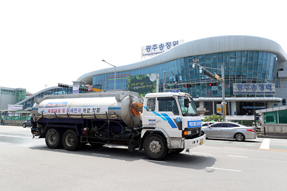 광주광역시 광산구에서 폭염 종합대책으로 운행하는 살수차의 모습 [사진=광주 광산구]